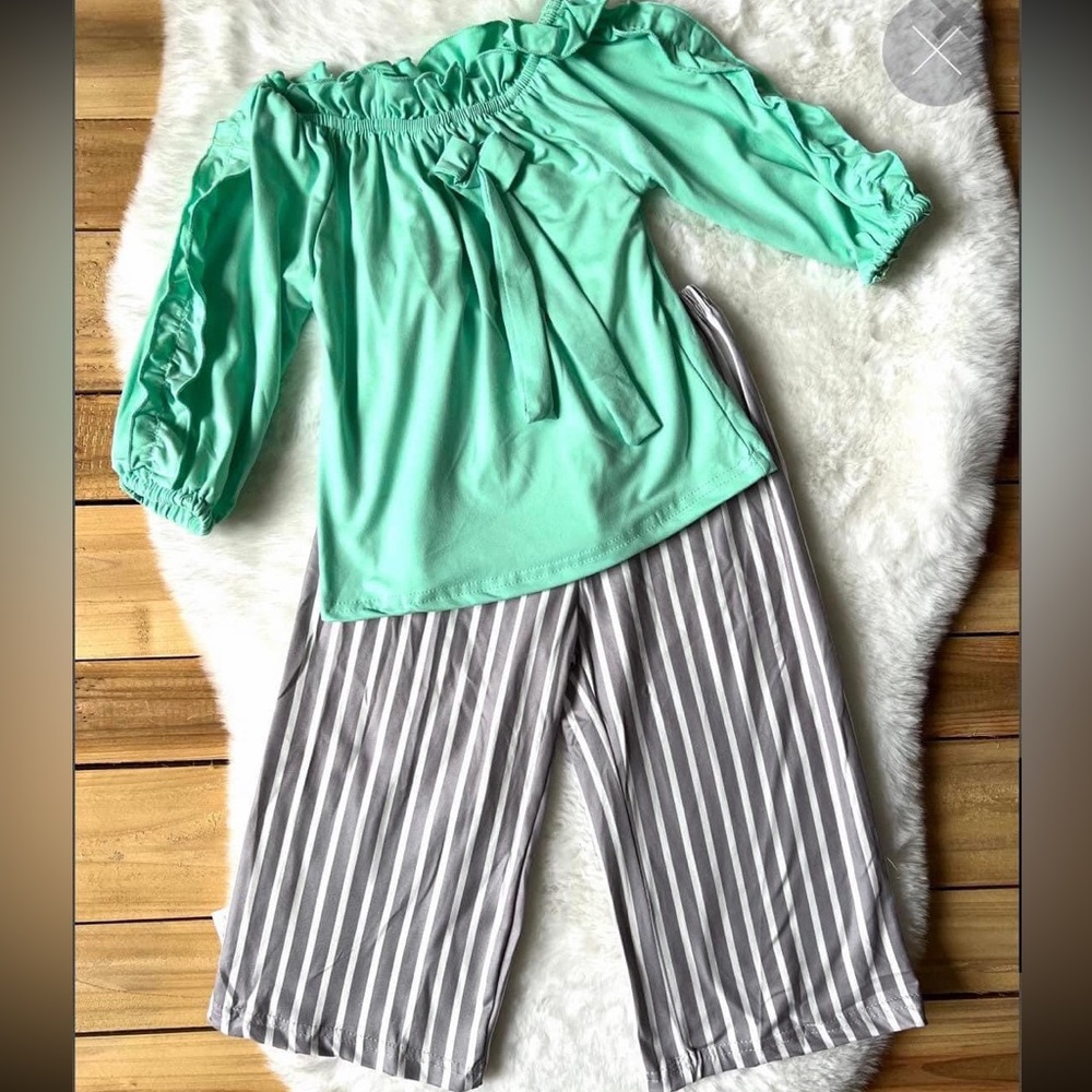 NWT Avery Green Striped Outfit 4T 😍